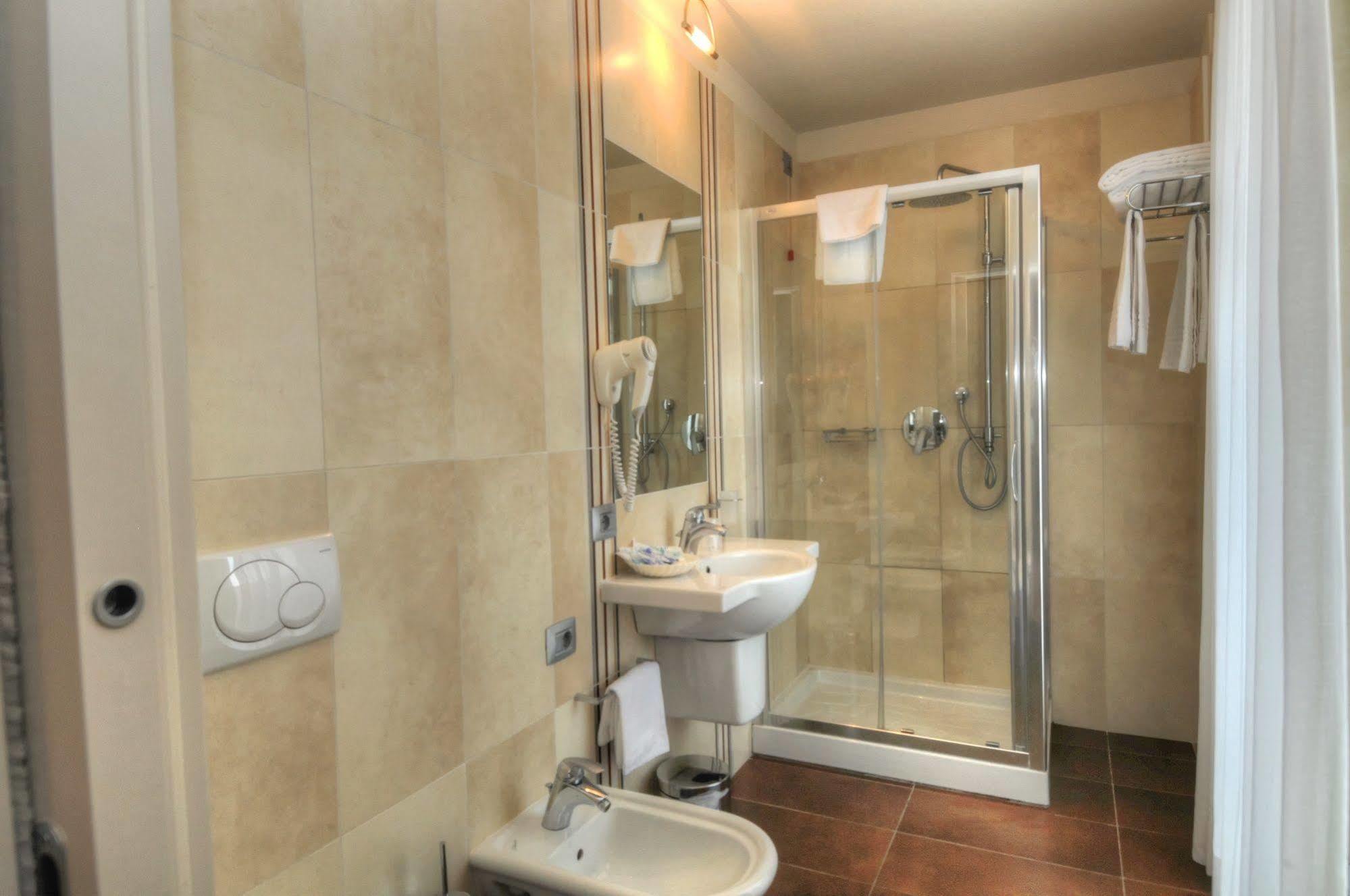 Hotel Pasha Линяно Сабиадоро Екстериор снимка