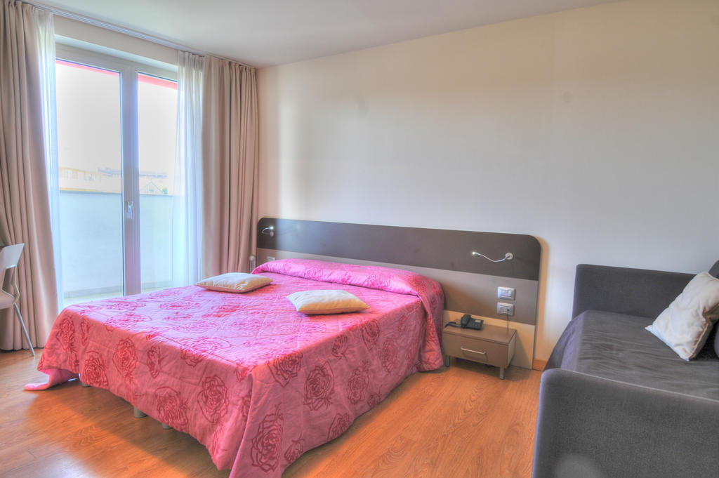 Hotel Pasha Линяно Сабиадоро Екстериор снимка